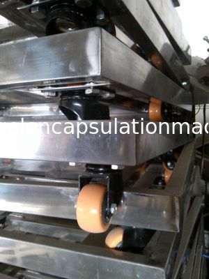 प्रोपेन पॉलिमर बड़े प्लास्टिक ट्रे खाद्य ग्रेड 780 * 495 * 55 मिमी 4 मिमी छेद के साथ